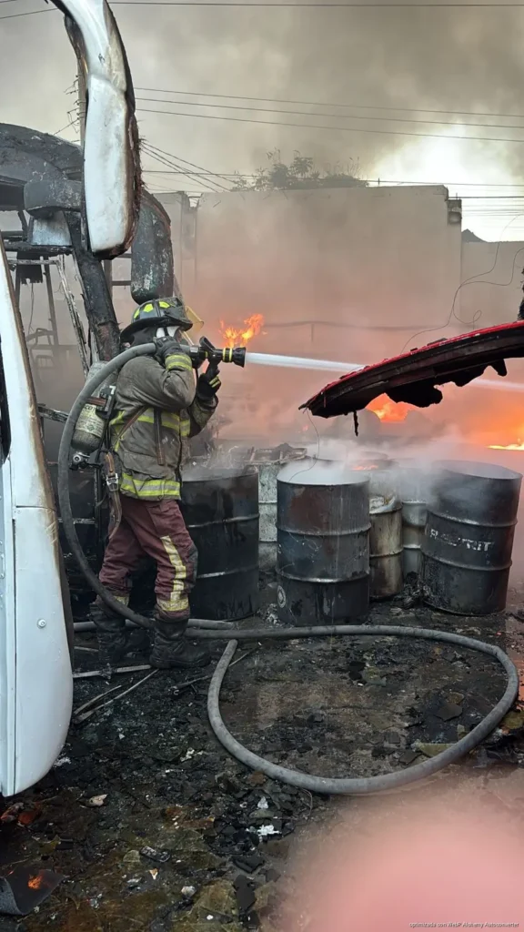 Controlan incendio en encierro de autobuses en Cancún; no hubo personas lesionadas