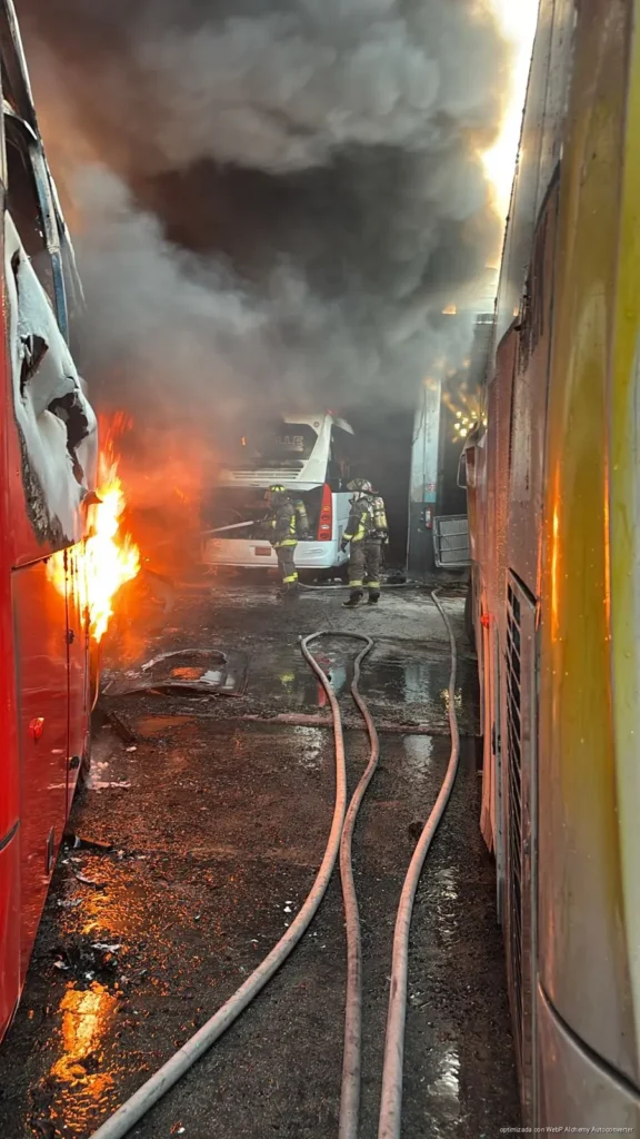 Controlan incendio en encierro de autobuses en Cancún; no hubo personas lesionadas