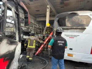 Controlan incendio en encierro de autobuses en Cancún; no hubo personas lesionadas