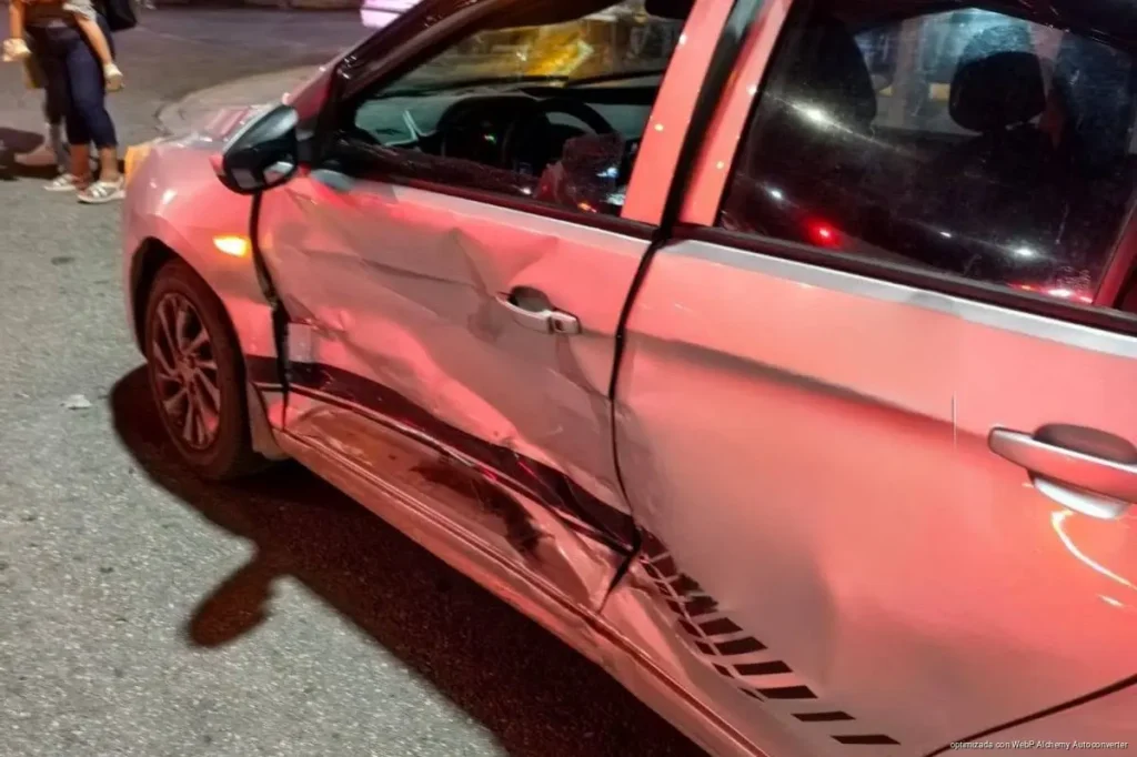 Choque en Villas del Sol deja una joven lesionada