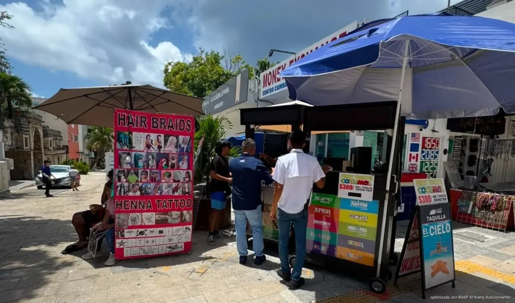 Refuerzan vigilancia contra invasión de zonas peatonales en Playa del Carmen