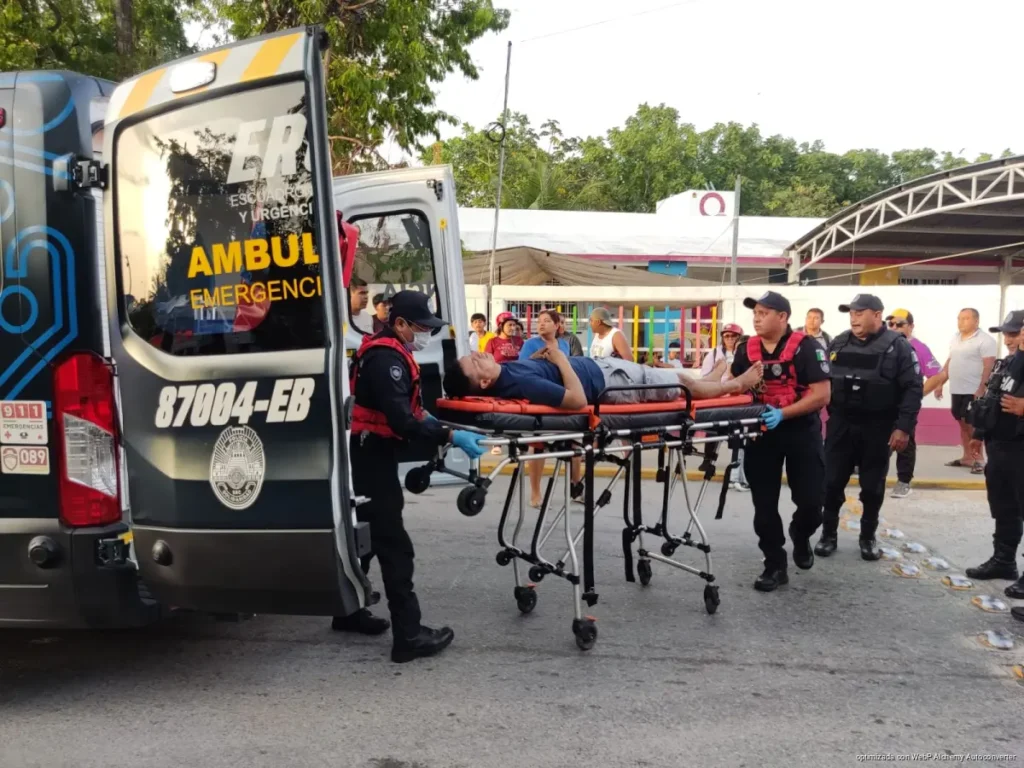 Choca motociclista contra taxi y queda lesionada en Misión de las Flores
