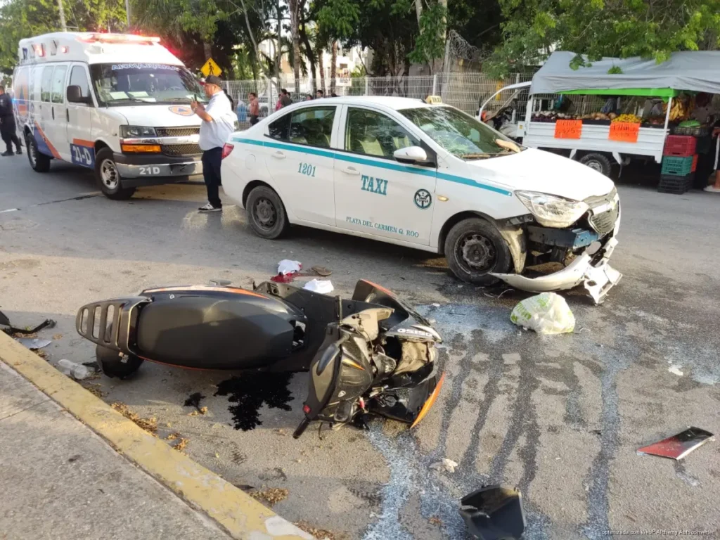 Choca motociclista contra taxi y queda lesionada en Misión de las Flores
