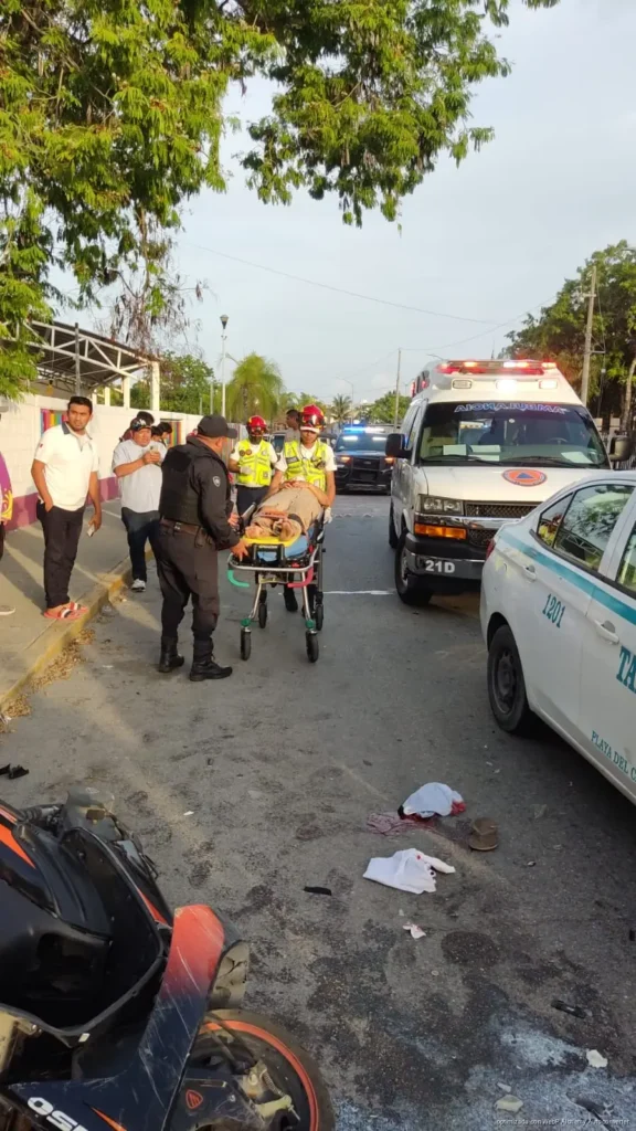 Choca motociclista contra taxi y queda lesionada en Misión de las Flores