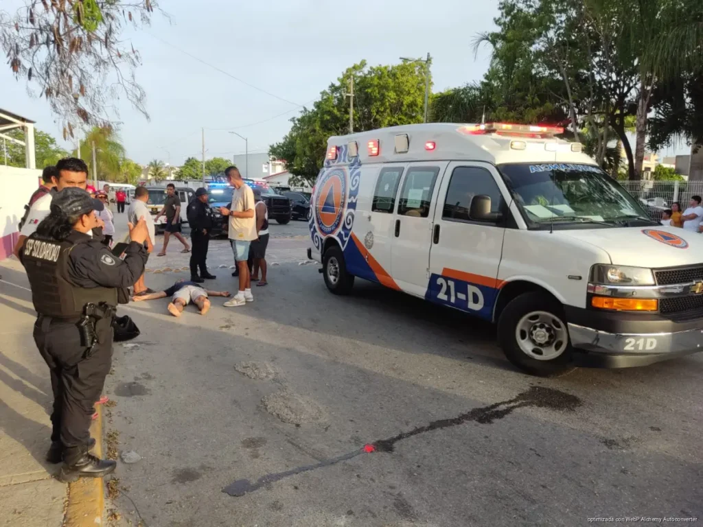Choca motociclista contra taxi y queda lesionada en Misión de las Flores