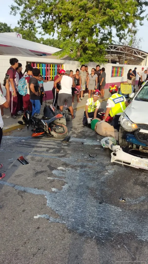 Choca motociclista contra taxi y queda lesionada en Misión de las Flores