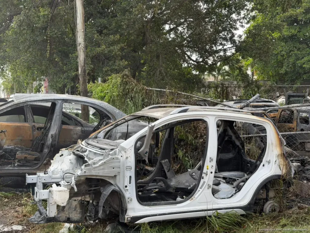 Arde deshuesadero en Cancún; 17 vehículos terminan entre las llamas