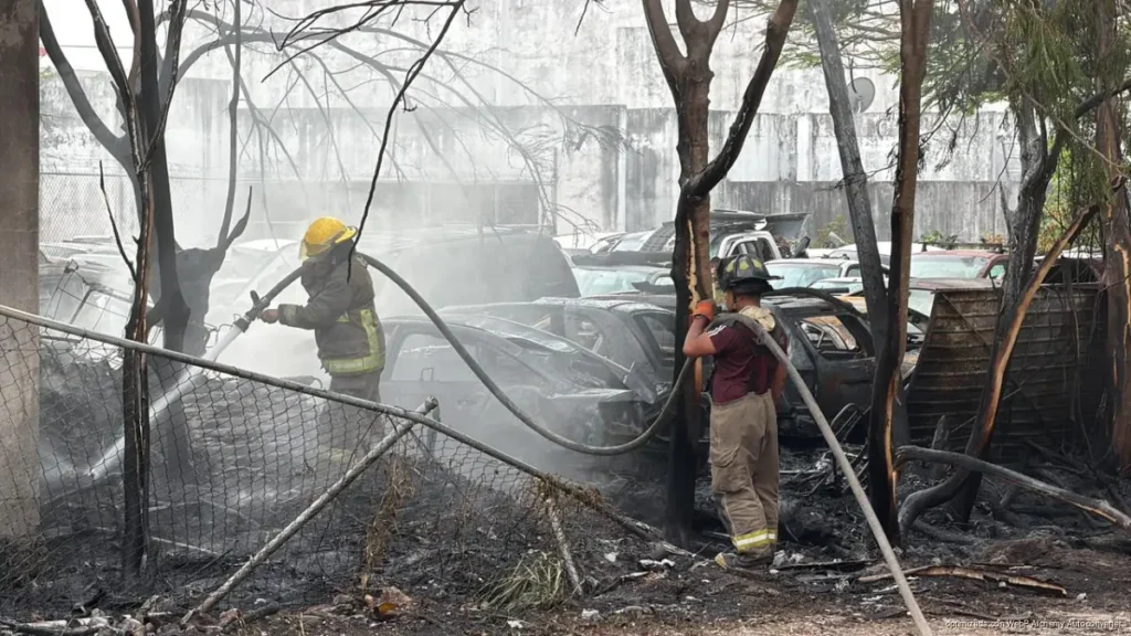 Arde deshuesadero en Cancún; 17 vehículos terminan entre las llamas