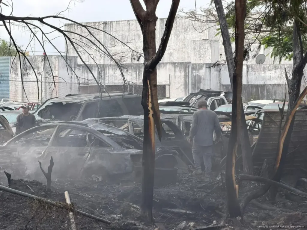 Arde deshuesadero en Cancún; 17 vehículos terminan entre las llamas
