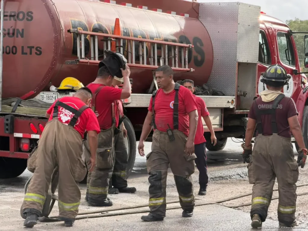 Arde deshuesadero en Cancún; 17 vehículos terminan entre las llamas