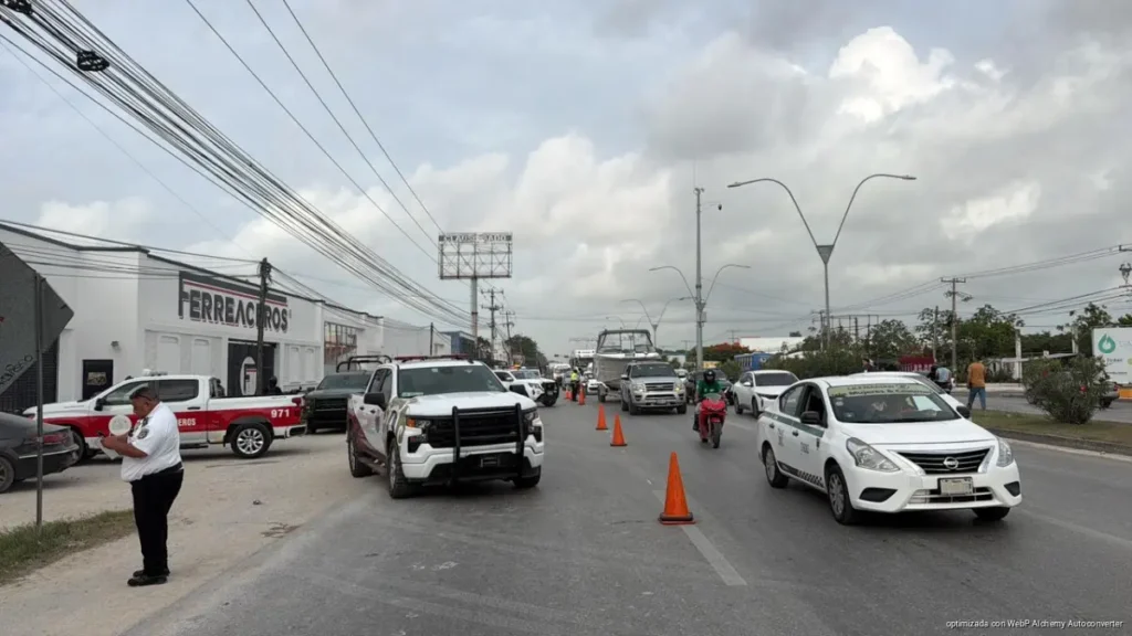 Arde deshuesadero en Cancún; 17 vehículos terminan entre las llamas