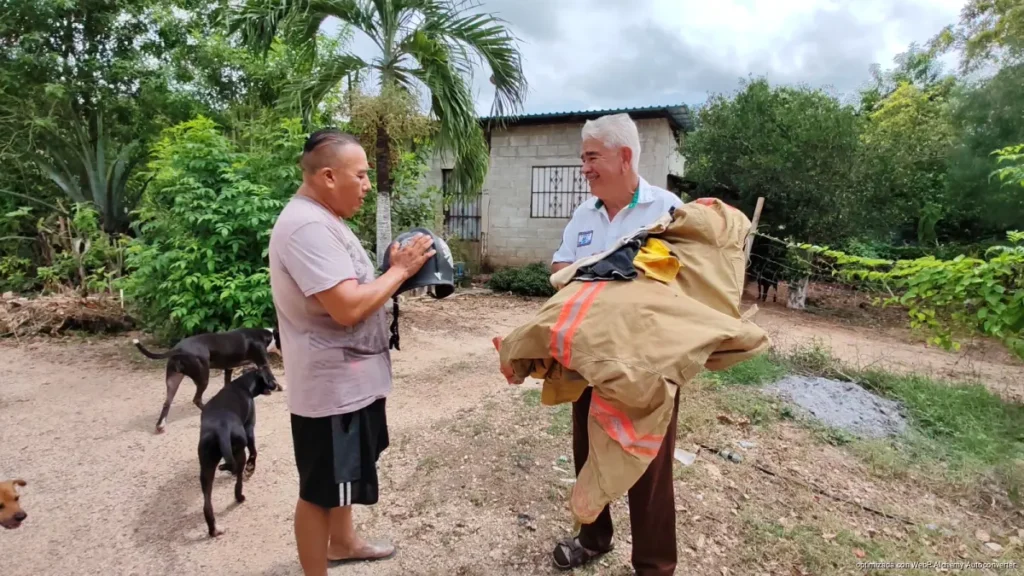 Dona exbombero equipo para impulsar estación en Dziuché