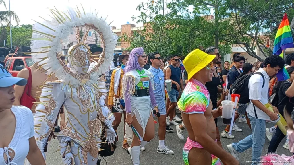 Marcha LGBT+ llena de color y exigencias las calles de Playa del Carmen