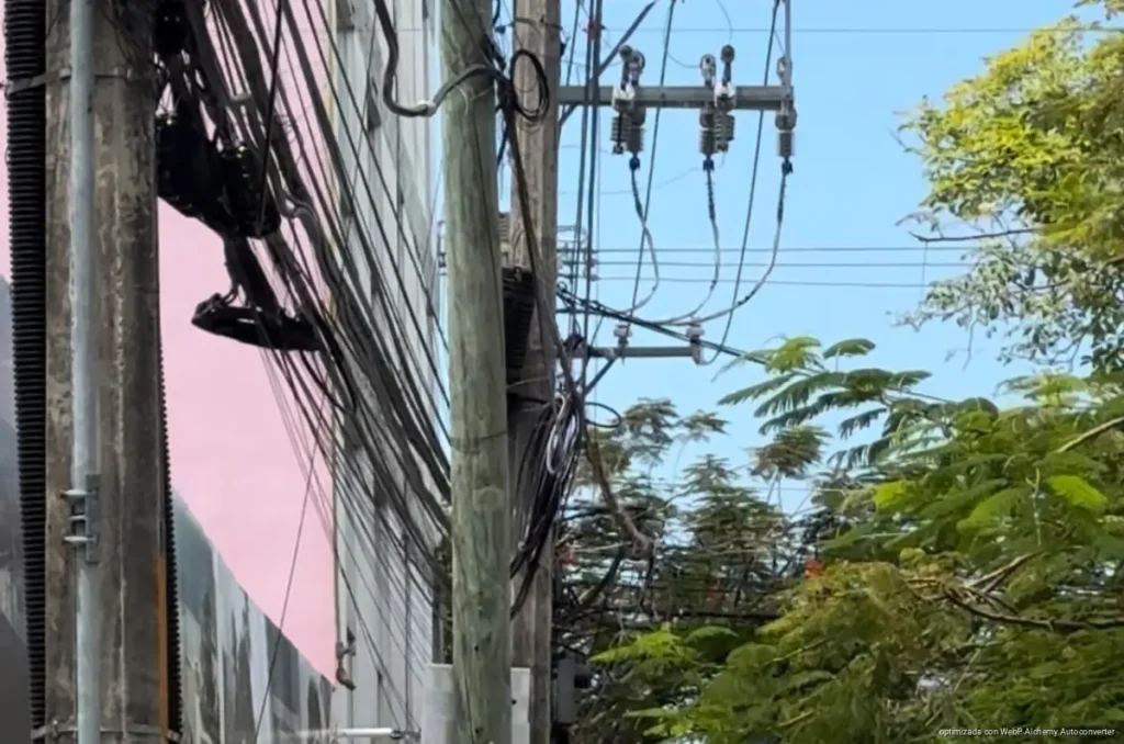 Atienden saturación de cableado en postes de Villas del Sol