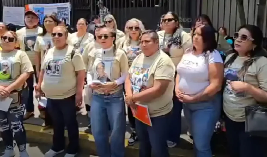 Madres de desaparecidos denuncian plantón en Segob tras reunión fallida con funcionario de Derechos Humanos Madres de desaparecidos denuncian plantón en Segob tras reunión fallida con funcionario de Derechos Humanos