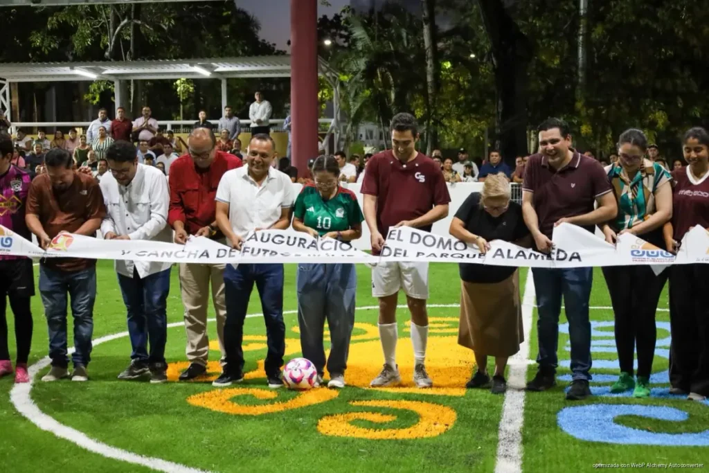 Yensunni Martínez inaugura nueva cancha techada de fútbol rápido en la Alameda de Chetumal Yensunni Martínez inaugura nueva cancha techada de fútbol rápido en la Alameda de Chetumal