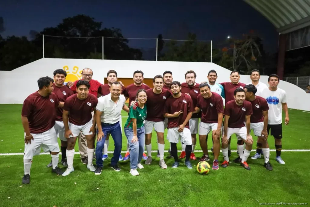 Yensunni Martínez inaugura nueva cancha techada de fútbol rápido en la Alameda de Chetumal