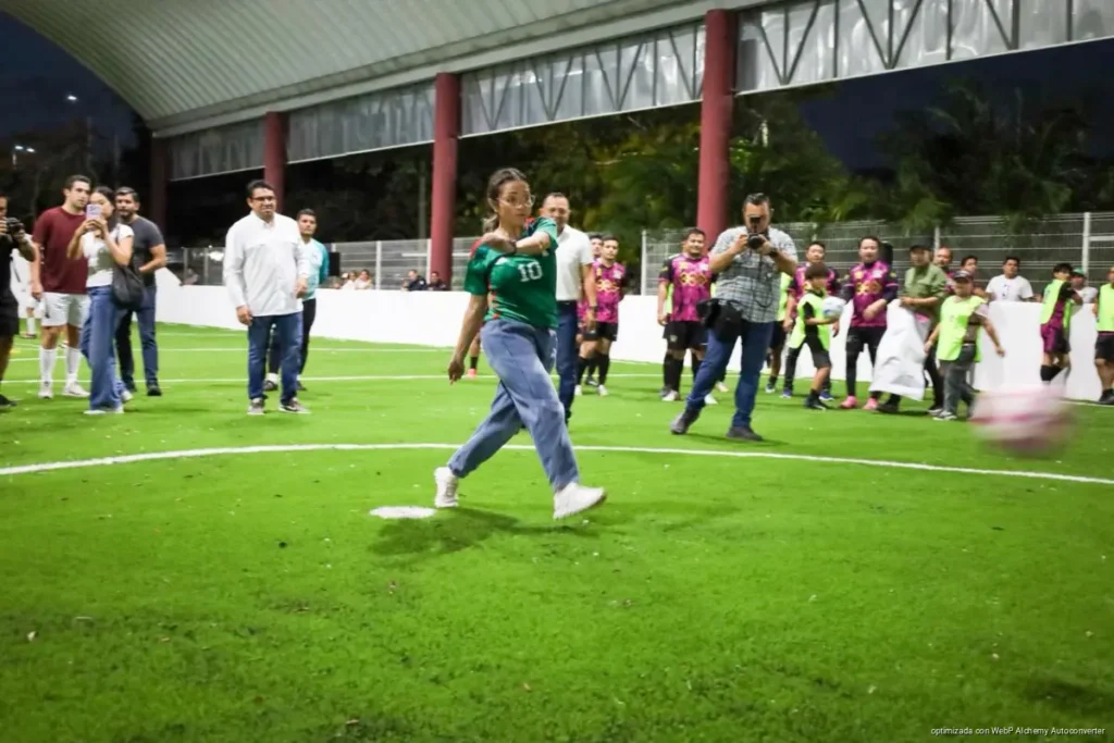 Yensunni Martínez inaugura nueva cancha techada de fútbol rápido en la Alameda de Chetumal