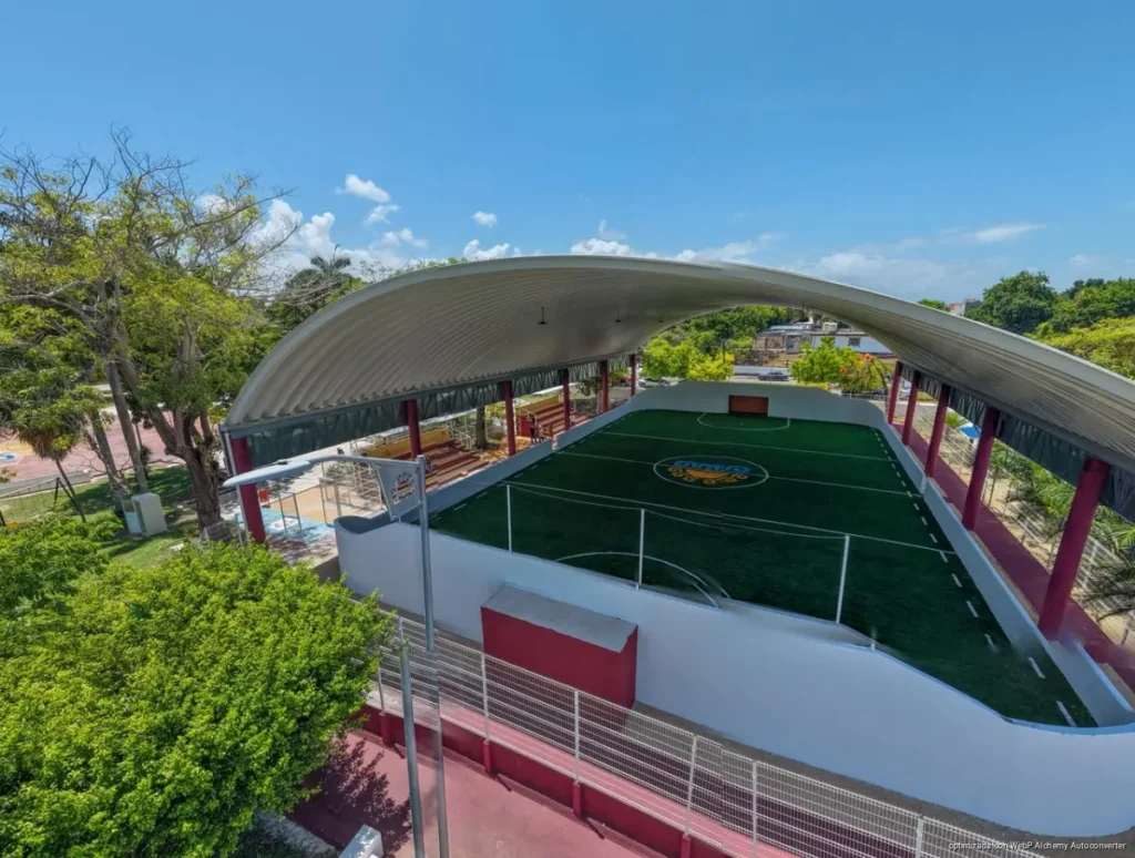 Yensunni Martínez inaugura nueva cancha techada de fútbol rápido en la Alameda de Chetumal