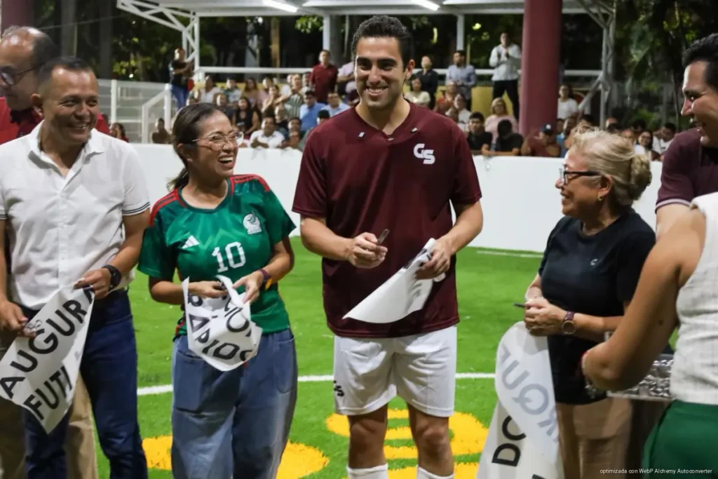 Yensunni Martínez inaugura nueva cancha techada de fútbol rápido en la Alameda de Chetumal