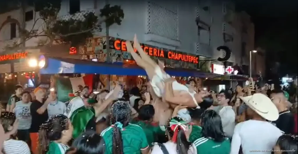 Desborda Playa del Carmen alegría tras triunfo de México ante Ecuador