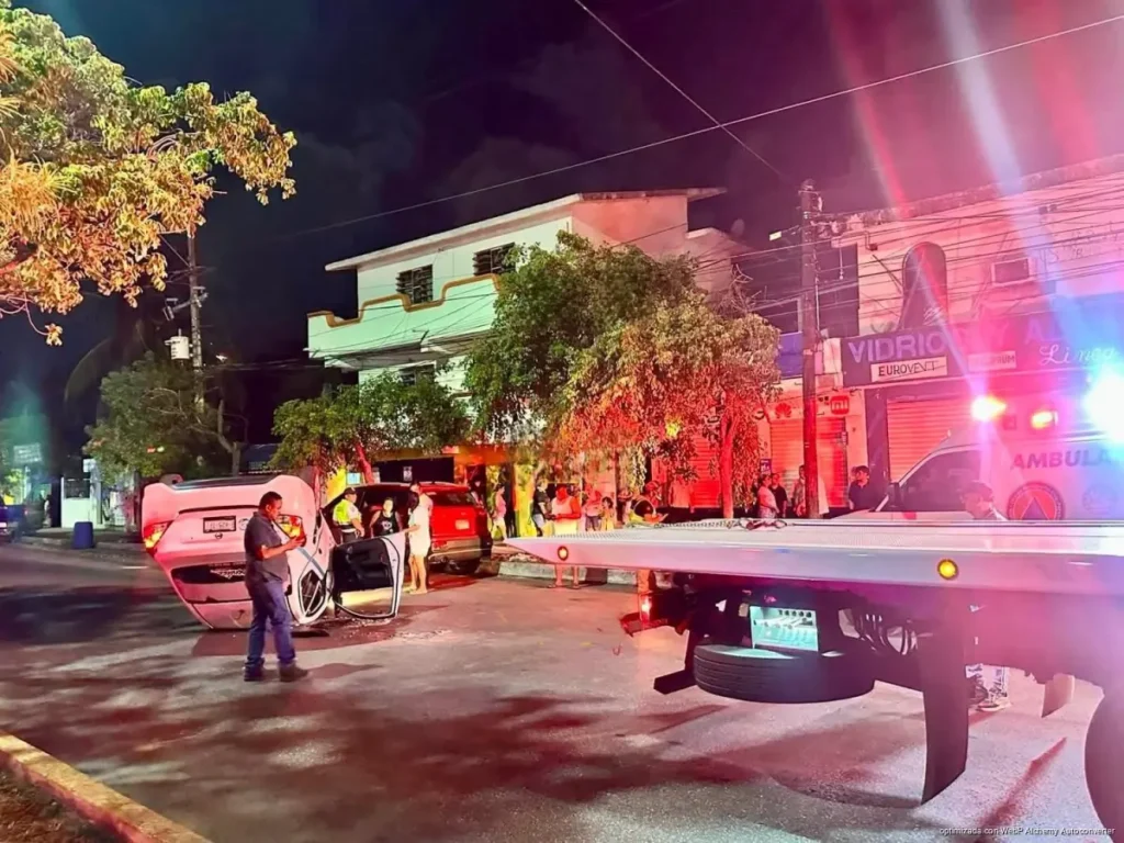 Vuelca taxi tras chocar contra camioneta estacionada en Playa del Carmen