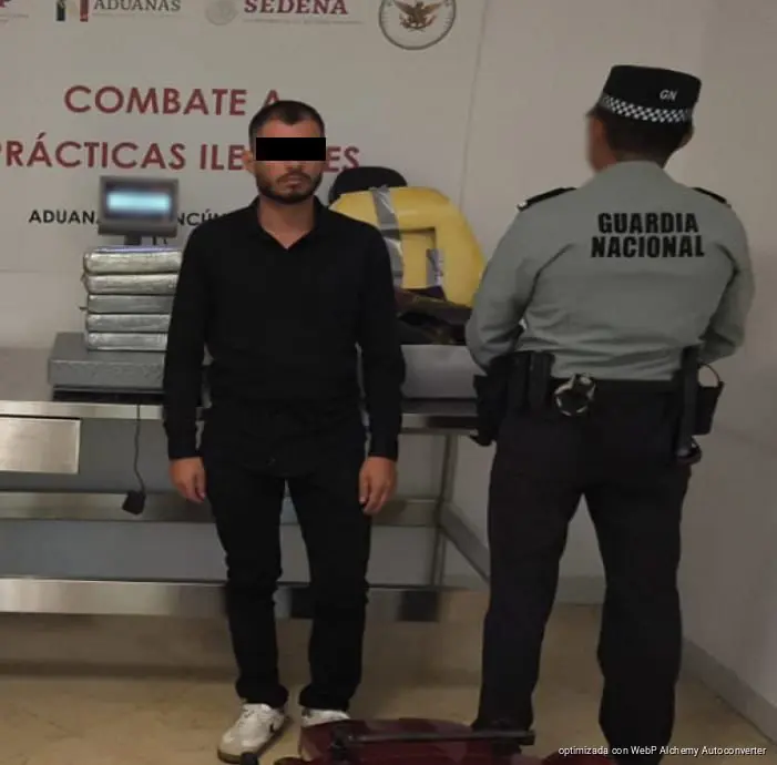 Aseguran más de 12 kilos de presunta droga en aeropuerto de Cancún