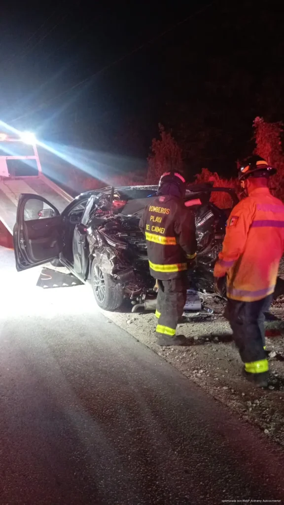 Impacta autobús a automóvil en bulevar Playa del Carmen