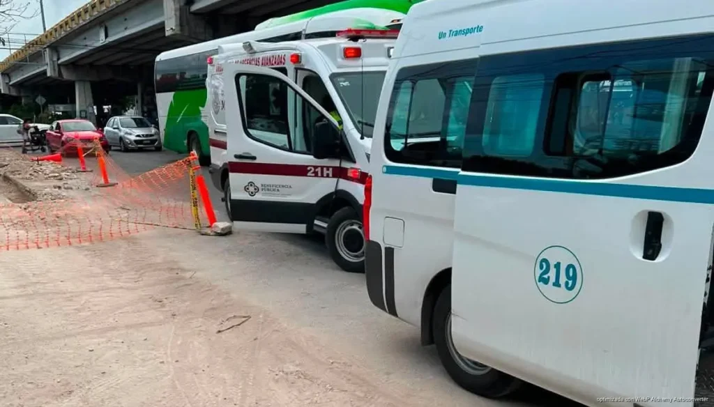 Chocan automóvil y combi en cruce de avenida Juárez en Playa del Carmen