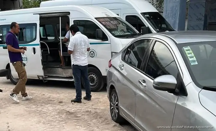 Chocan automóvil y combi en cruce de avenida Juárez en Playa del Carmen