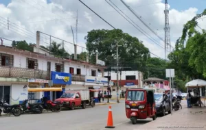 Frenan altos costos y falta de crédito a pequeños negocios de José María Morelos JOSÉ MARÍA MORELOS, Quintana Roo, 6 de julio de 2026.- La falta de financiamiento accesible, el aumento de los costos laborales y la carga fiscal mantienen frenado el crecimiento de las micro y pequeñas empresas del municipio, advirtió David Gómez Tox, presidente del Frente Cívico Quintanarroense. El dirigente señaló que estas condiciones reducen la capacidad operativa de los negocios locales y dificultan cualquier posibilidad de expansión. Explicó que, después de la agricultura, el comercio representa uno de los principales motores económicos de José María Morelos. Sin embargo, sostuvo que esta actividad permanece estancada, especialmente entre los pequeños establecimientos que operan con recursos limitados. Gómez Tox indicó que los negocios de mayor tamaño se concentran principalmente en la cabecera municipal y en las alcaldías de Dziuché y Sabán. En las comunidades rurales, en cambio, predominan los pequeños comercios familiares, muchos de los cuales subsisten al límite de su presupuesto. El representante del Frente Cívico Quintanarroense señaló que la falta de créditos accesibles impide a estos establecimientos invertir, ampliar sus instalaciones o generar nuevos empleos. Añadió que, en muchos casos, los negocios únicamente pueden sostener puestos de trabajo dentro del propio núcleo familiar. Ante este panorama, Gómez Tox pidió a las autoridades aplicar estímulos fiscales, simplificar los trámites administrativos y crear opciones de financiamiento con tasas preferenciales. Consideró que estas medidas permitirían fortalecer la competitividad de los pequeños comercios y reactivar la economía del municipio. Finalmente, advirtió que, sin apoyos concretos, muchas micro y pequeñas empresas continuarán operando sin posibilidades reales de crecimiento.
