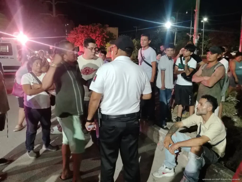Vuelca mototaxi tras choque con camioneta en Cancún Vuelca mototaxi tras choque con camioneta en Cancún
