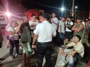 Vuelca mototaxi tras choque con camioneta en Cancún
