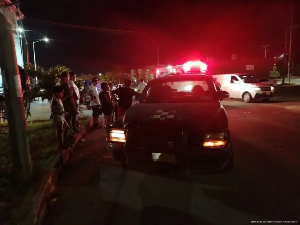 Vuelca mototaxi tras choque con camioneta en Cancún