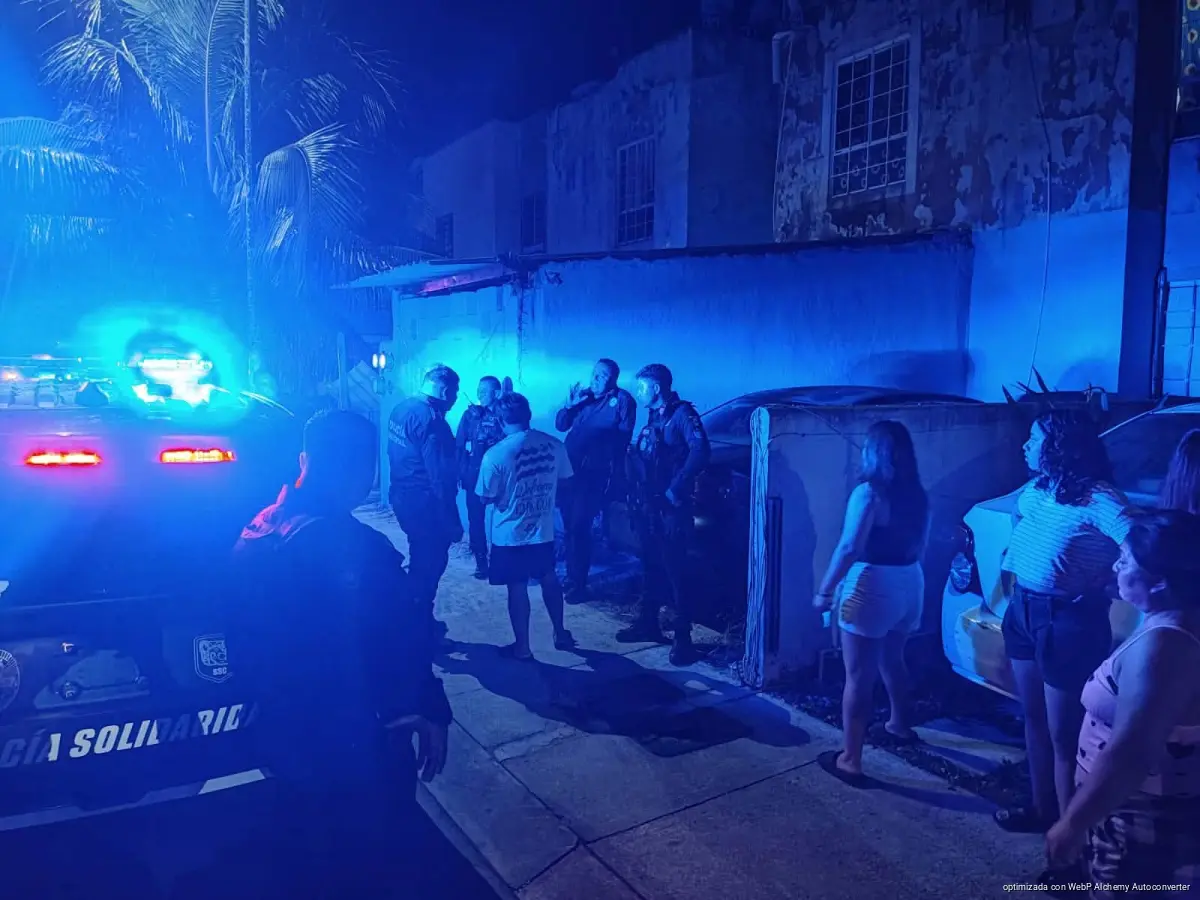 Atrapan vecinos a presunto ladrón oculto dentro de tinaco en Villas del Sol