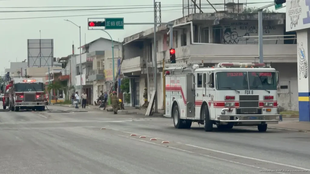 Voraz incendio despierta a vecinos y moviliza a bomberos en Chetumal