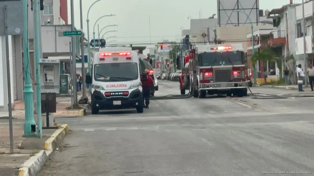 Voraz incendio despierta a vecinos y moviliza a bomberos en Chetumal
