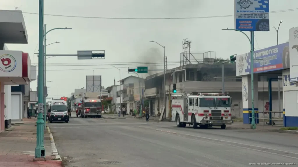 Voraz incendio despierta a vecinos y moviliza a bomberos en Chetumal