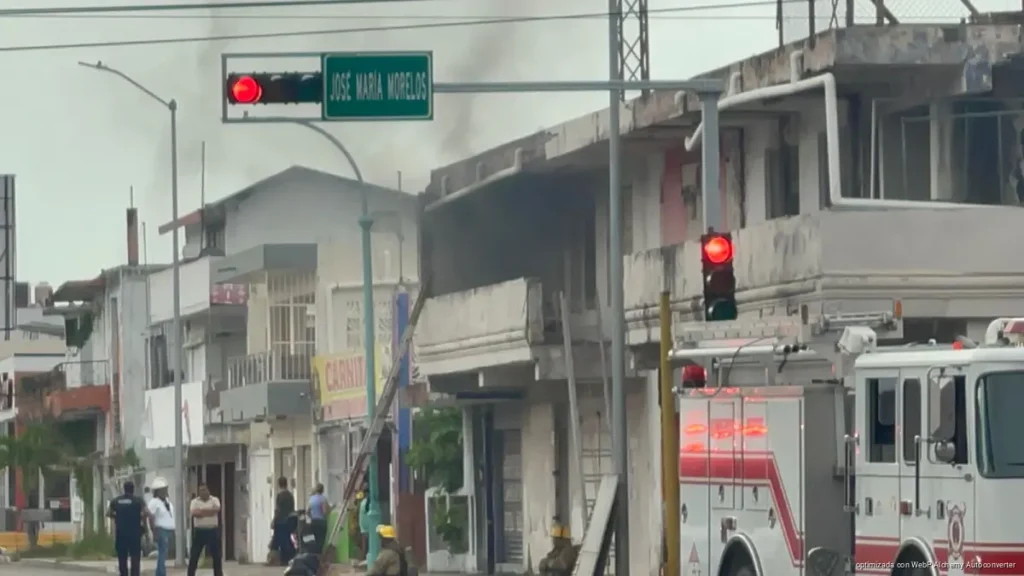 Voraz incendio despierta a vecinos y moviliza a bomberos en Chetumal