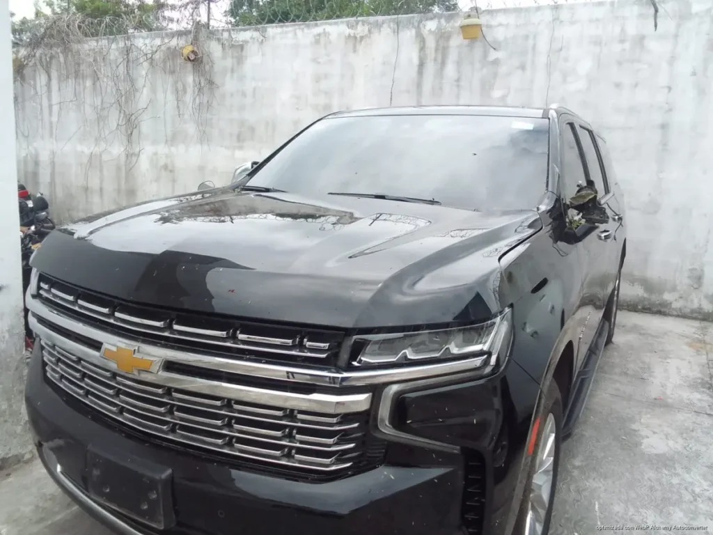 FGE Quintana Roo y SSC aseguran tres camionetas con presuntas drogas y armas de fuego en Bacalar