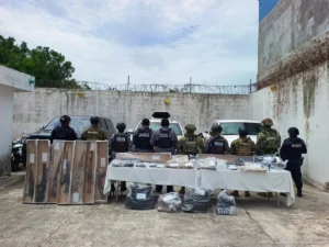 FGE Quintana Roo y SSC aseguran tres camionetas con presuntas drogas y armas de fuego en Bacalar FGE Quintana Roo y SSC aseguran tres camionetas con presuntas drogas y armas de fuego en Bacalar