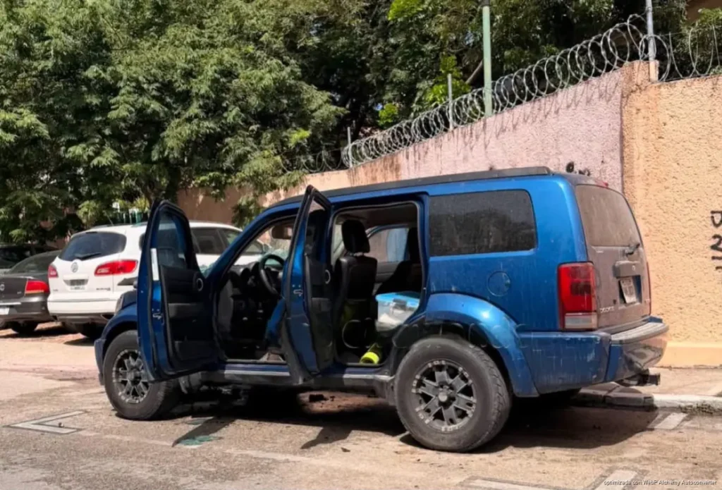 Se incendia camioneta en pleno centro de Playa del Carmen Se incendia camioneta en pleno centro de Playa del Carmen