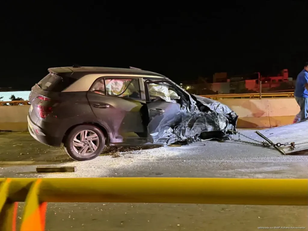 Auto queda destrozado tras chocar contra muro en Playa del Carmen