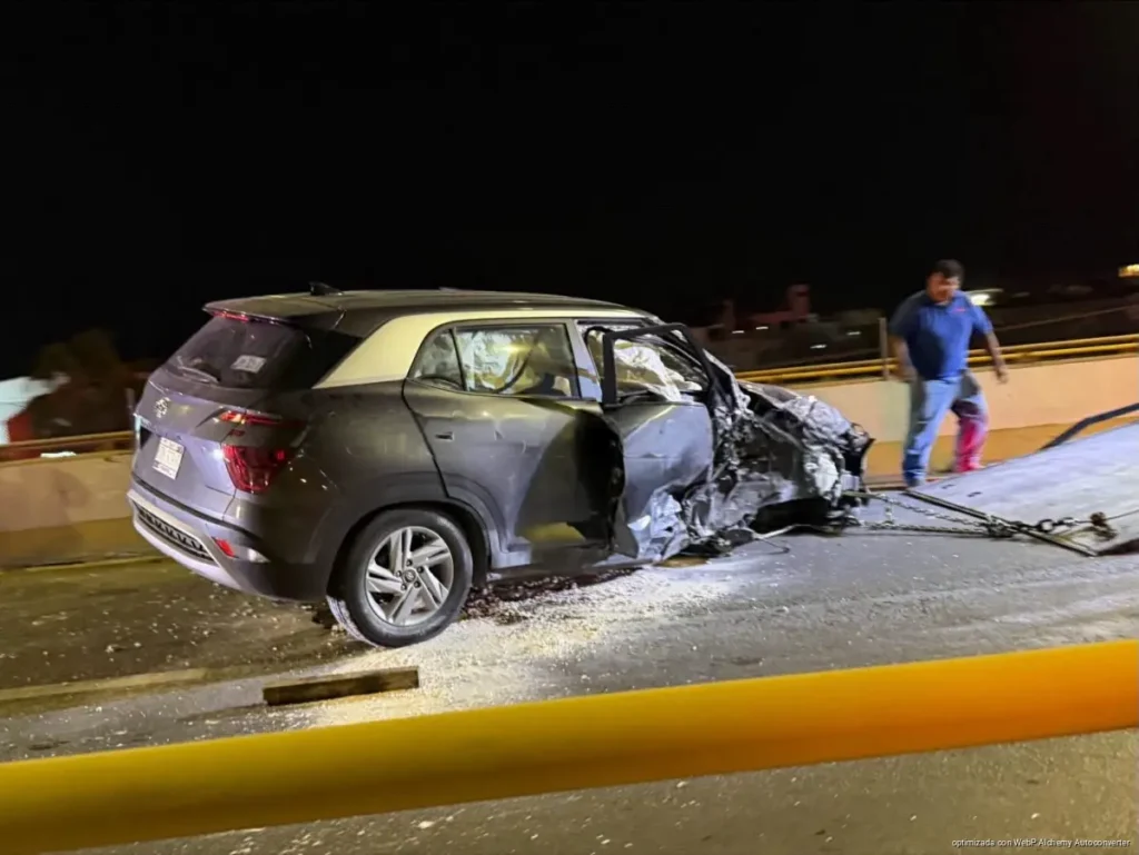 Auto queda destrozado tras chocar contra muro en Playa del Carmen
