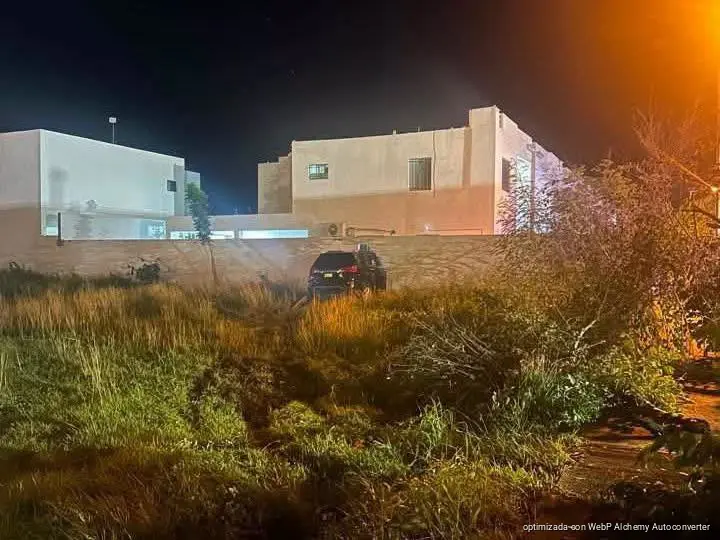 Camioneta sale del camino y se estrella contra vivienda en Mérida