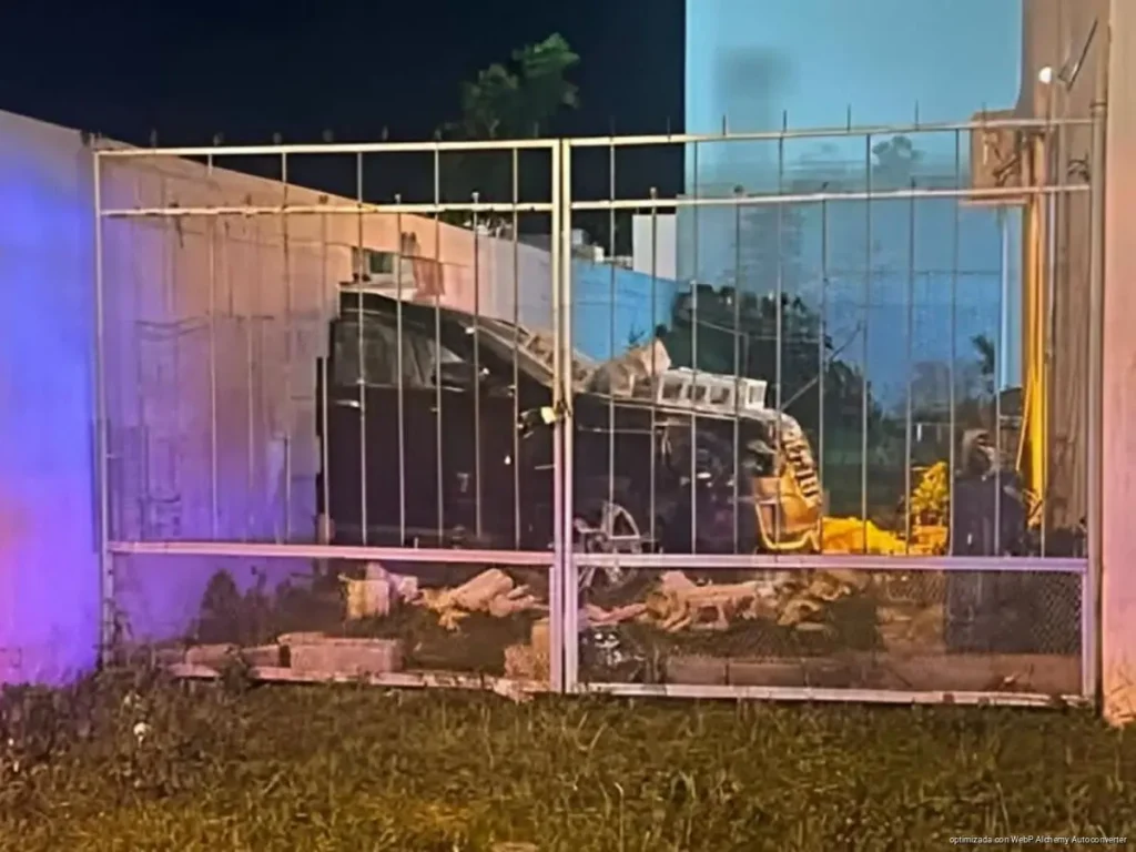 Camioneta sale del camino y se estrella contra vivienda en Mérida