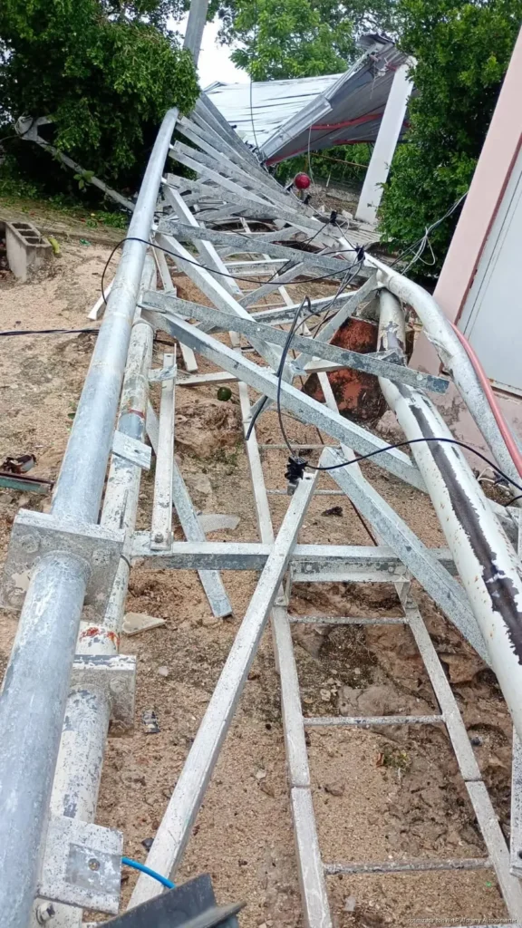 Colapsa torre de telesecundaria y destruye domo en Sacalaca