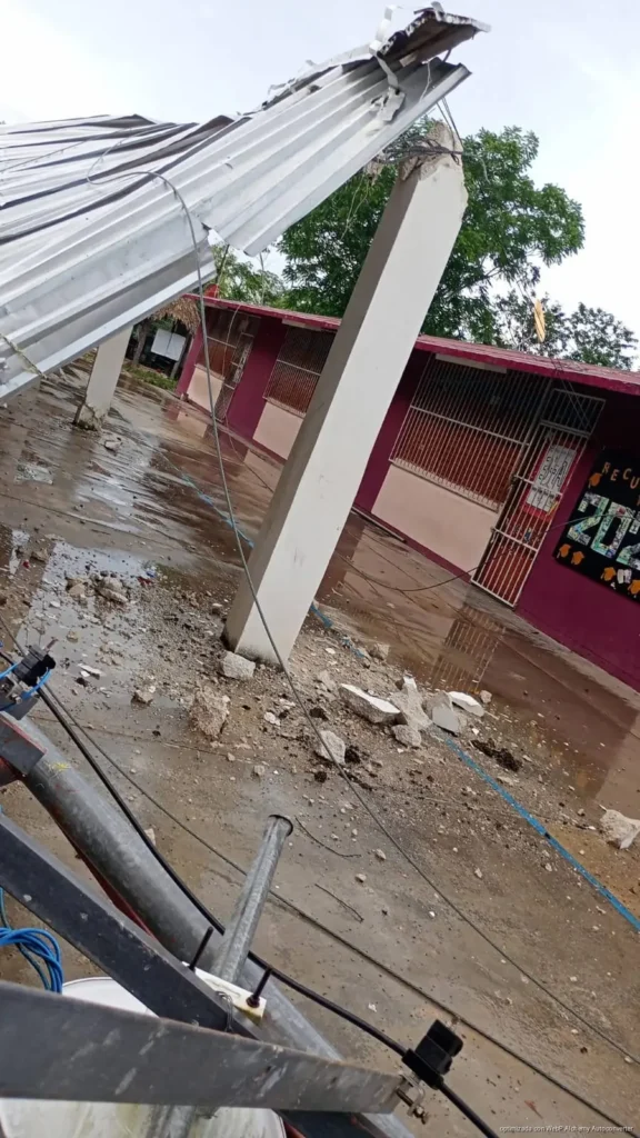 Colapsa torre de telesecundaria y destruye domo en Sacalaca