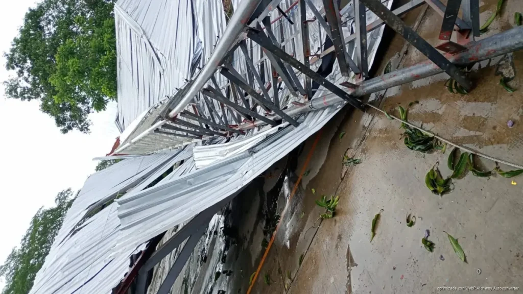 Colapsa torre de telesecundaria y destruye domo en Sacalaca