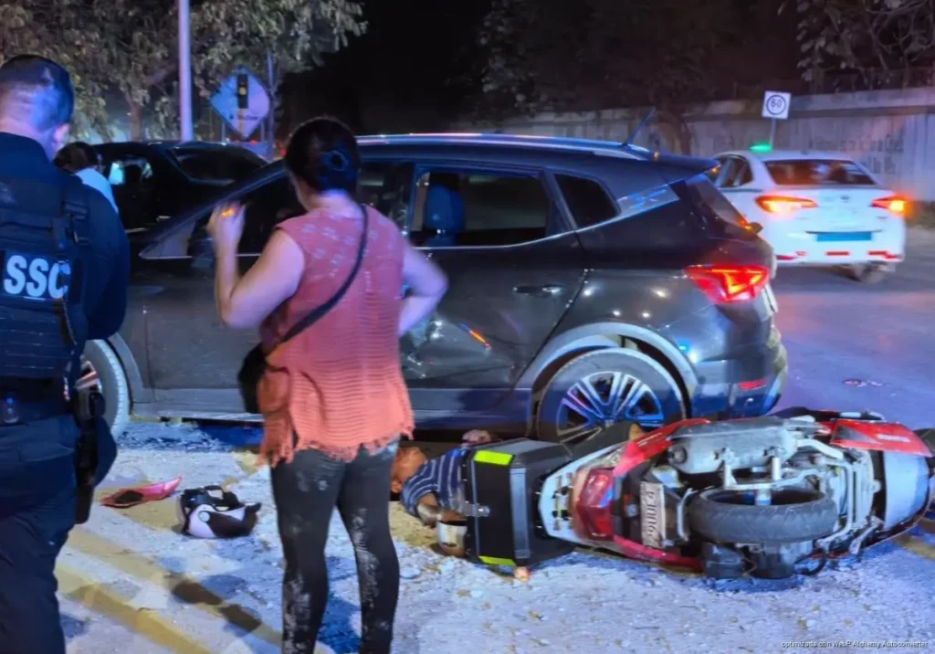Auto corta circulación a motocicleta; tres personas resultan lesionadas